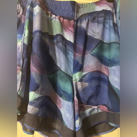 Athleta Printed Mesh Racer Run Shorts 4” - Picture 5 of 9